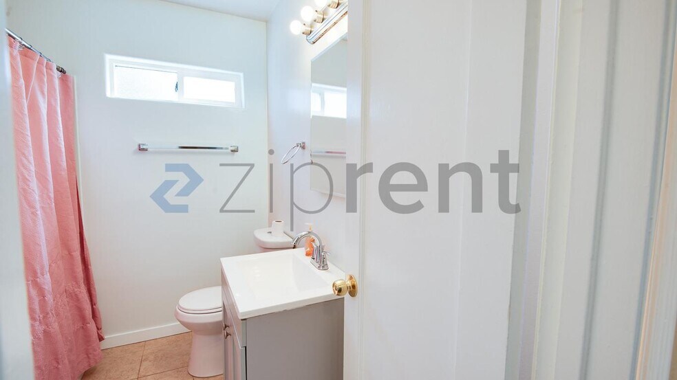 Building Photo - 812 Humboldt St