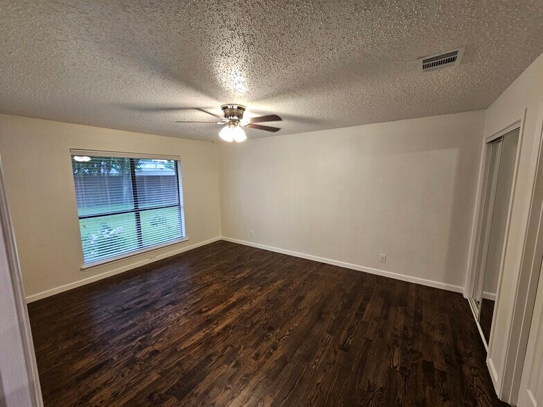 Building Photo - 224 Simmons Dr