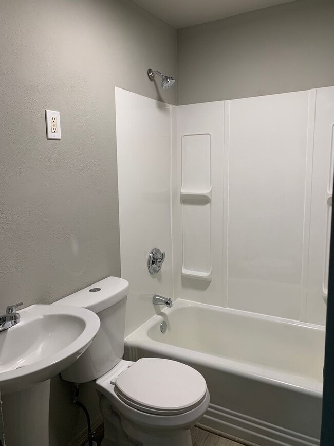 Building Photo - Adorable 2 bedroom, 2 bathroom home. Stack...