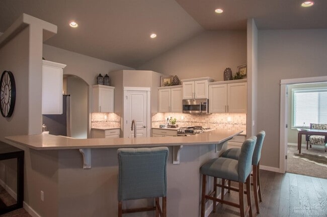 Building Photo - 4742 SW Volcano Ave