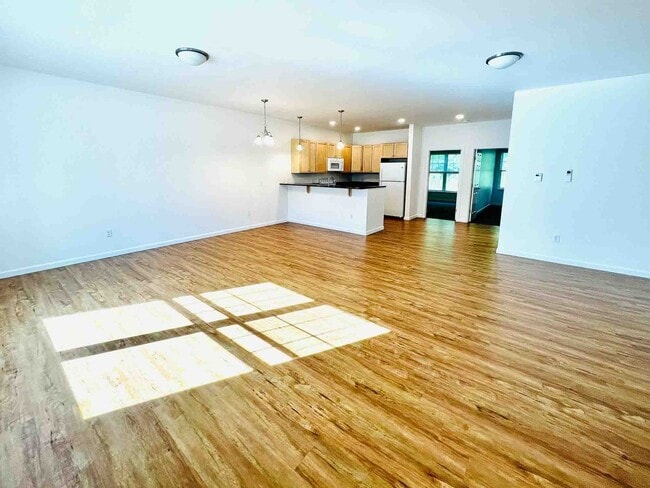 Building Photo - 2 bed, 1 bath townhouse style apartment with washer & dryer provided (59 Griffin Ln #102)