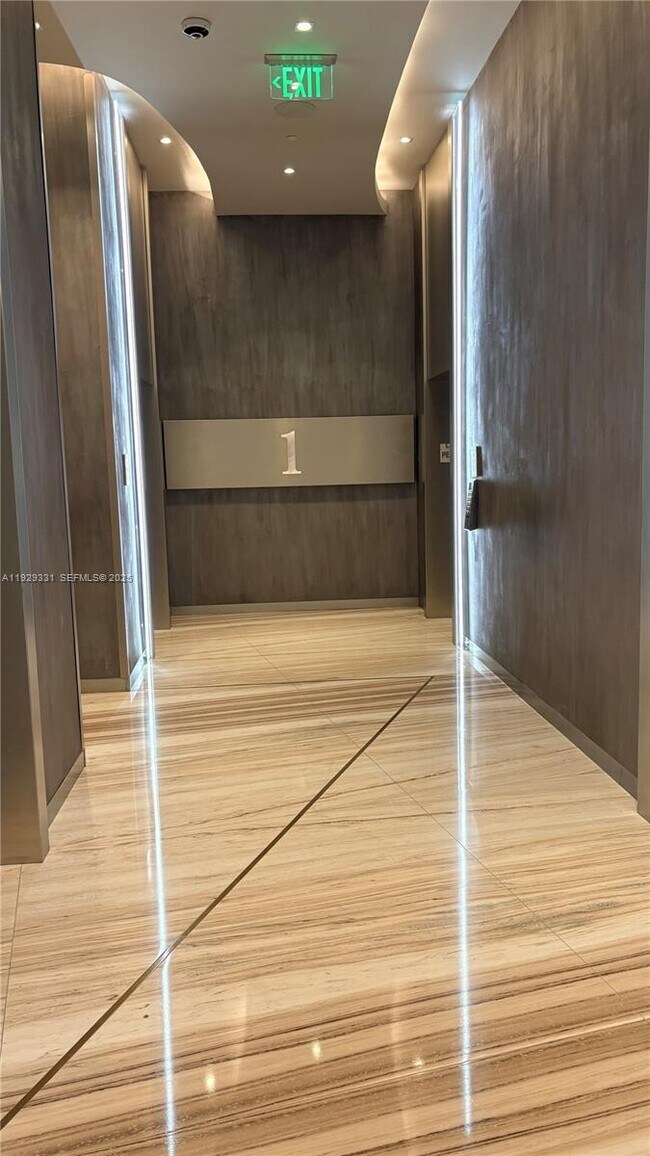 Building Photo - 1000 Brickell Plaza