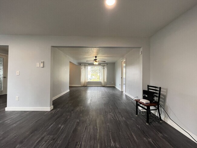 Building Photo - Updated Single-Level 3BD/2BA Home with Stainless Appliances, Expansive Yard & Flexible Layout