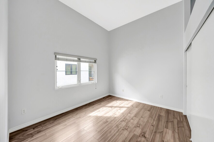 Building Photo - 11124 Burbank Blvd