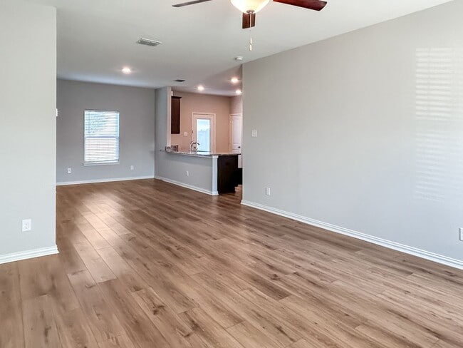 Building Photo - Beautifully Refreshed 3-Bedroom Home in De...