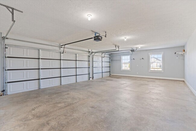 Building Photo - Immaculate 4 Bedroom Home Between Athens a...