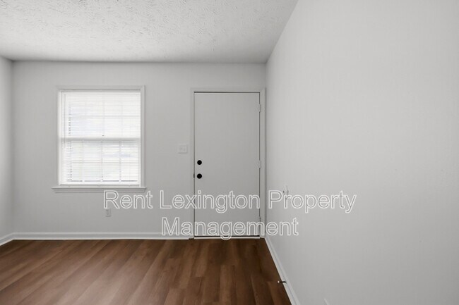 Building Photo - 3215 Aqueduct Dr