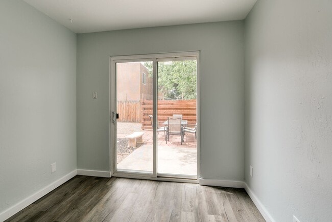 Building Photo - Beautifully Renovated 3 bedroom 2 bathroom Townhouse with A Chef Style Kitchen and Huge Backyard!