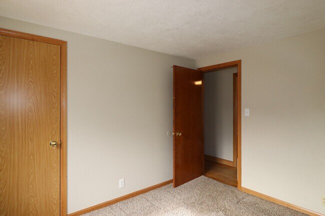 Building Photo - Refurbished 4-Bedroom Home