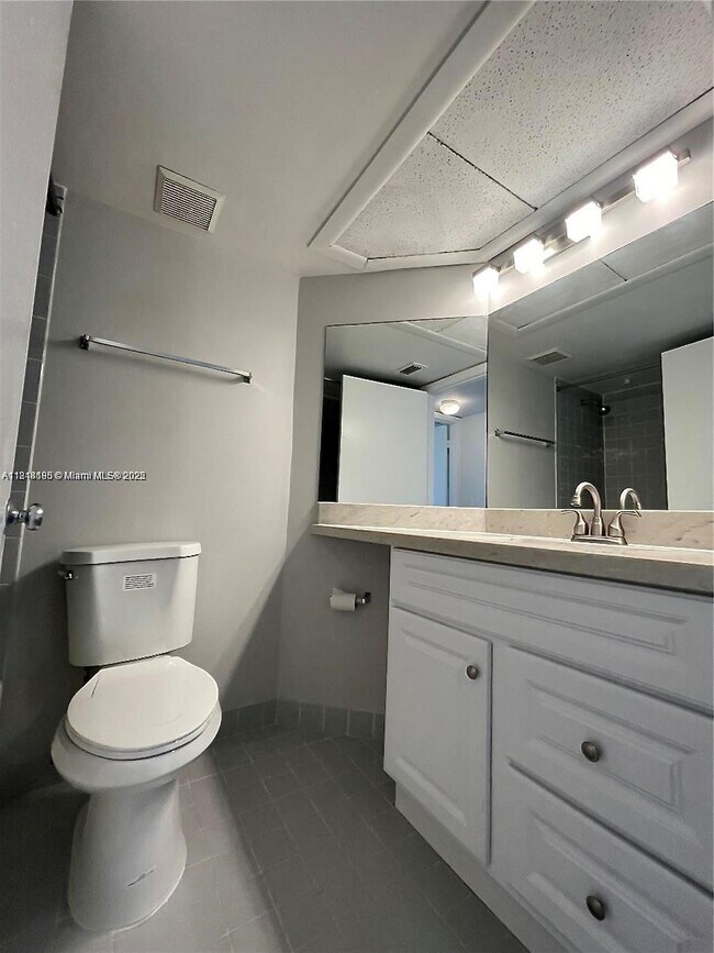 Building Photo - 2841 N Oakland Forest Dr