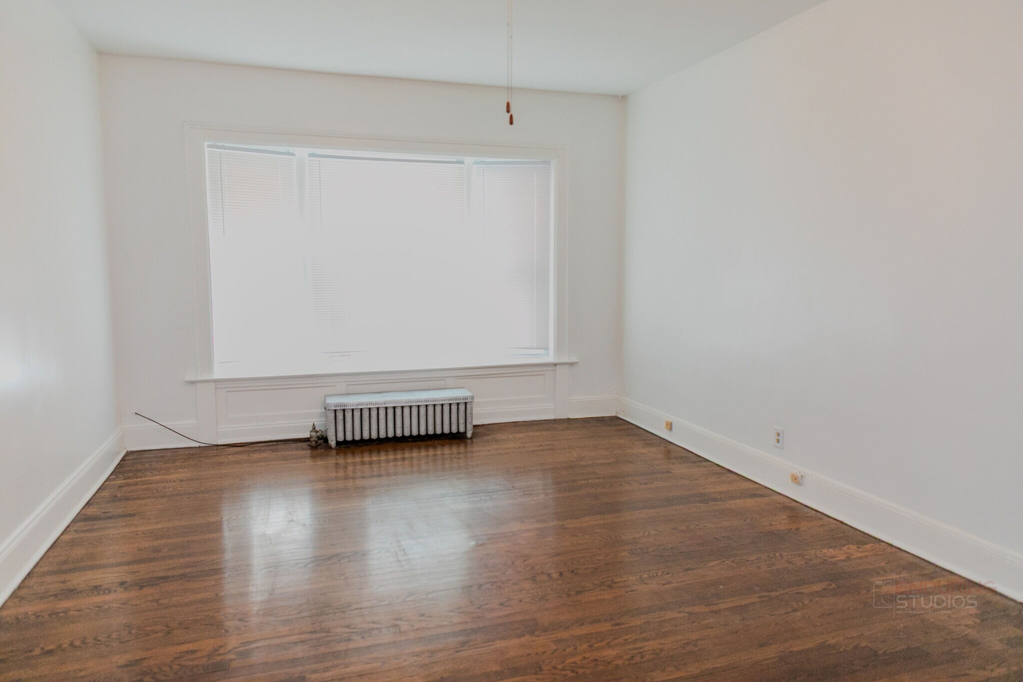 Giant living room with bay windows - 4934 S Michigan Ave