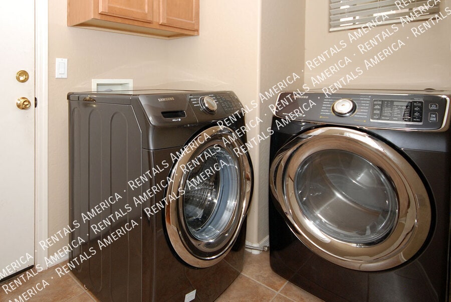 Building Photo - 2010 S Falcon Dr