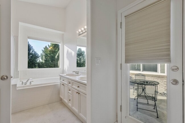 Building Photo - 6756 Solana Dr