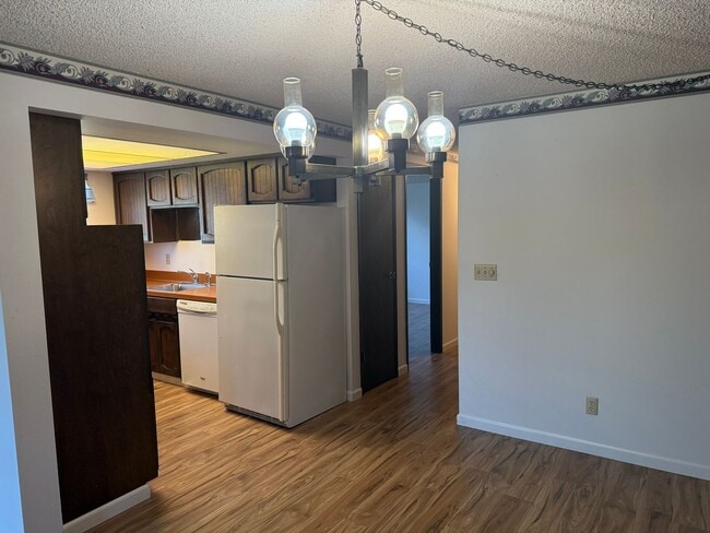 Building Photo - Swanky Retro Living in the Heart of North Everett!