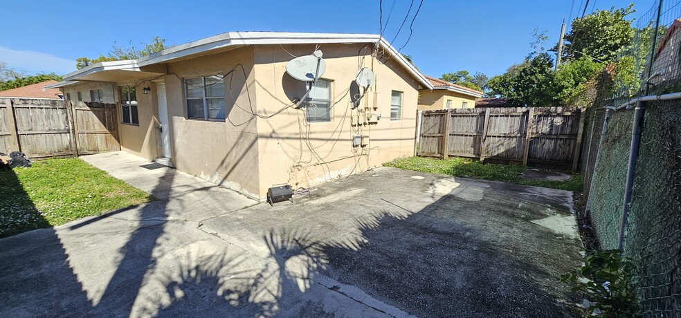 Building Photo - 2860 NW 15th St