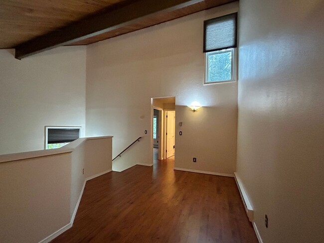 Building Photo - Cozy 2 Bed, 2 Bath Top Level Unit Complex