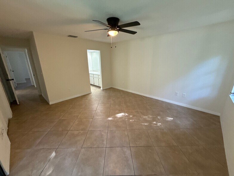 Building Photo - 100 Golfview Dr