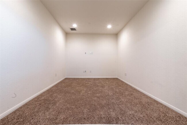 Building Photo - 2913 Zelma Dr