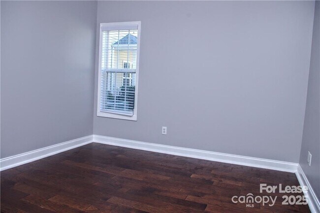 Building Photo - 917 Shearer St