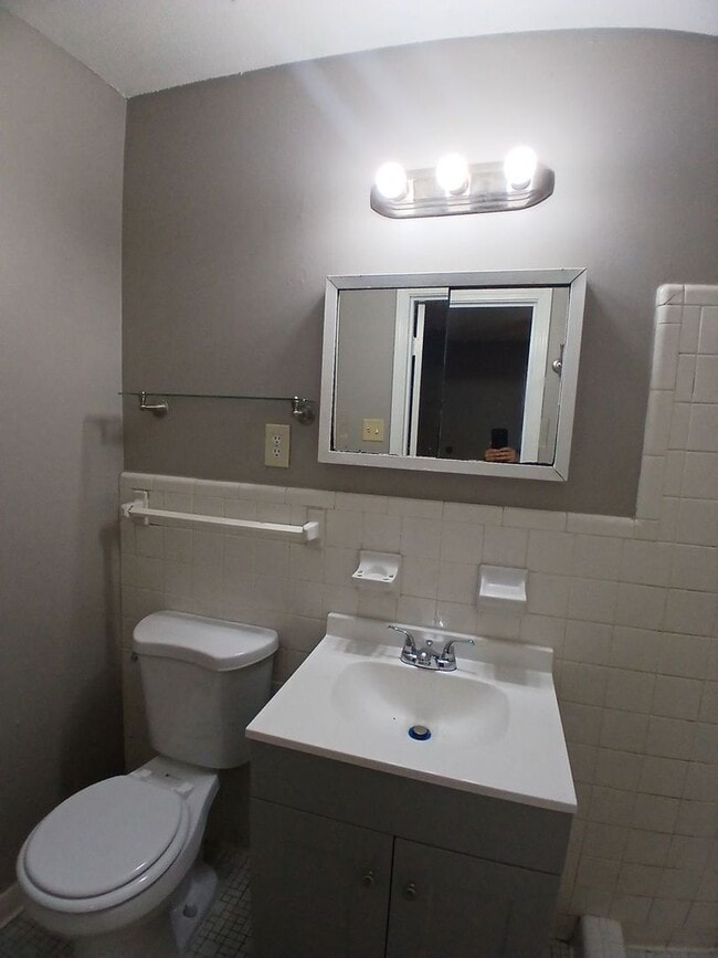 Building Photo - Newly Renovated Home in Parkway Village  - Open To Section 8