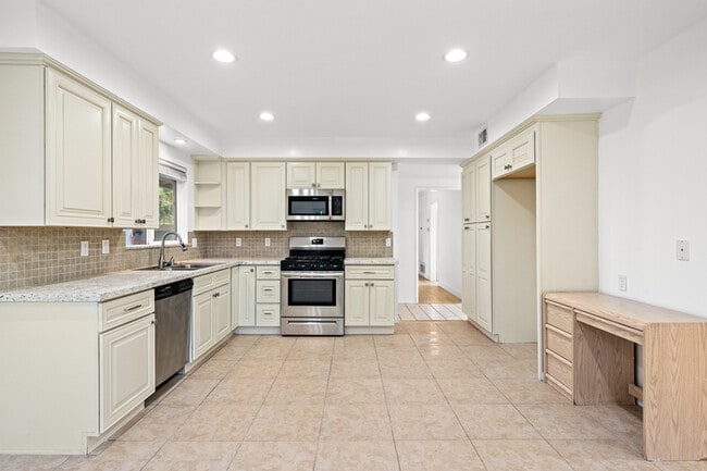 Building Photo - Spacious 4BR 2BA Home in Prime Glendora