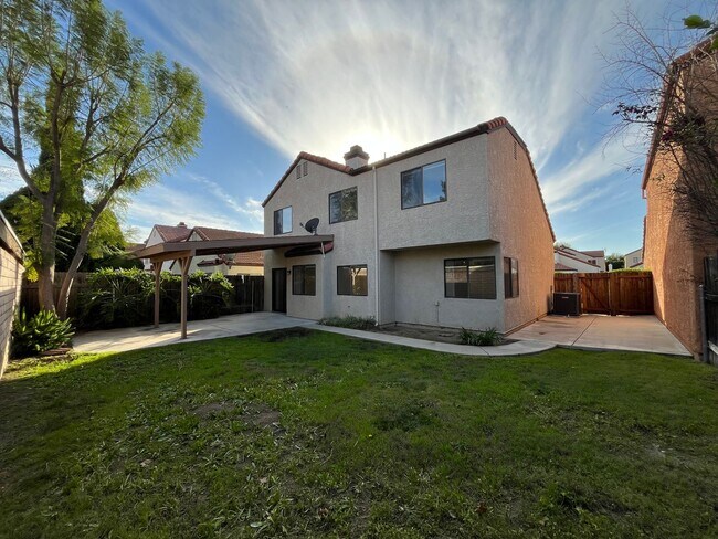 Building Photo - MOVE-IN READY 4+2.5 w/family room + large primary suite!