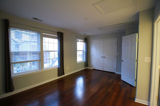 Building Photo - 264 W Bland St