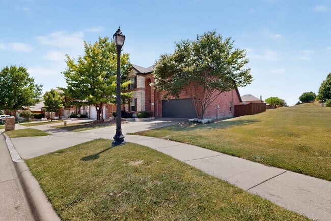 Building Photo - Spacious Renovation Ready To Be Called Home!!!