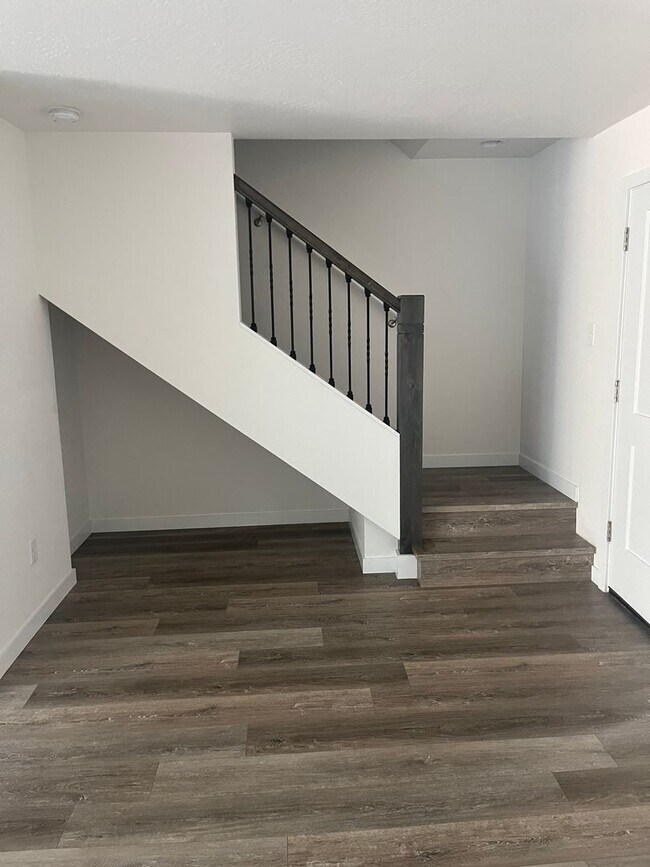 Building Photo - 2 Bedroom 1.5 Bath Townhouse