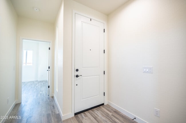 Building Photo - 909 E Desert Ln