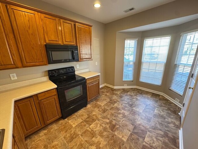 Building Photo - For Rent: Freshly Updated 3BR Townhome in ...