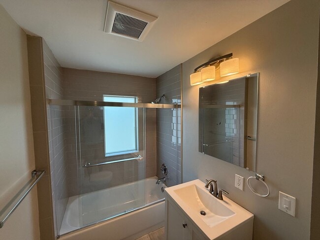 Building Photo - Beautiful 5 Bed 3 Bath Single Family Home ...