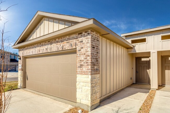 Building Photo - Luxury Duplex Near Randolph and Ft. Sam