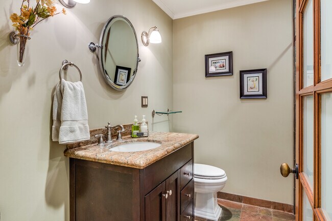 Building Photo - 2006 Manhattan Beach Blvd