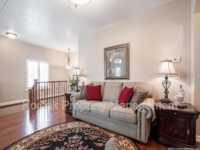 Building Photo - 637 Edgewood Dr