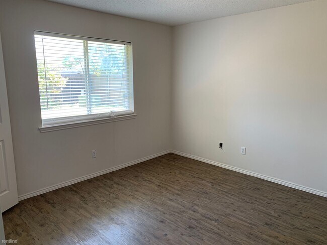 Building Photo - 3 br, 2 bath House - 1142 Robin Circle