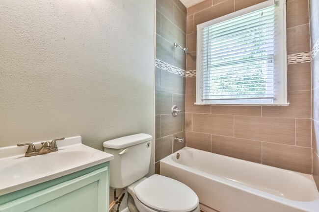 Building Photo - Comfy 3 Bedroom Home Complete Rennovation!...
