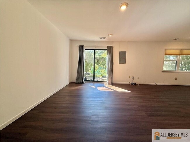 Building Photo - 2905 N Oaks Blvd