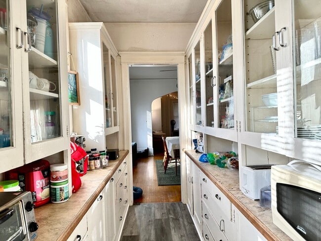 Building Photo - AVAILABLE JUNE - 3 Bed 1 Bath in Central Location