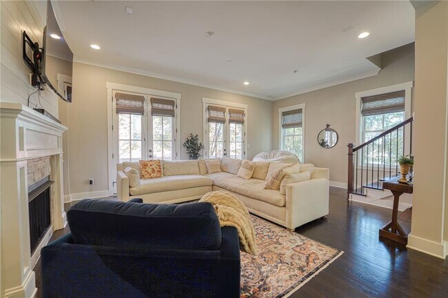 Building Photo - 984 Memorial Walk SE