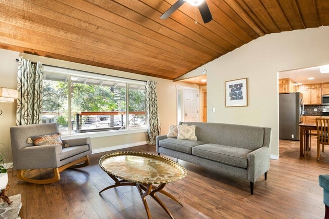 Building Photo - SW Bend Reverse-Living Home on .36 Acres | 5 Bedrooms | 3 Bathrooms