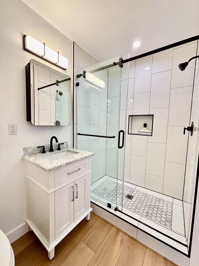 Building Photo - Private, Cozy, Backhouse Studio Located In...