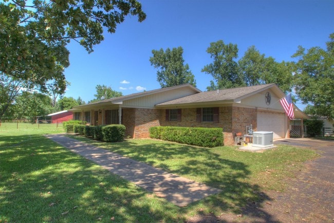 Building Photo - 303 Clements Rd