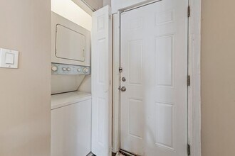 Building Photo - 3 bedroom in Chicago IL 60657
