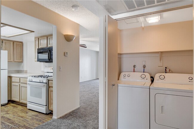 Building Photo - 7100 W Pirates Cove Rd