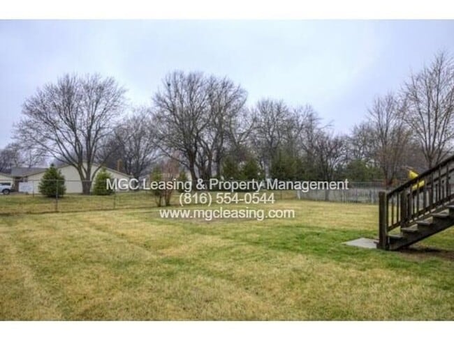 Building Photo - A Bright, Comfortable Split-Level Home in a Convenient Raymore Location - Available April 24