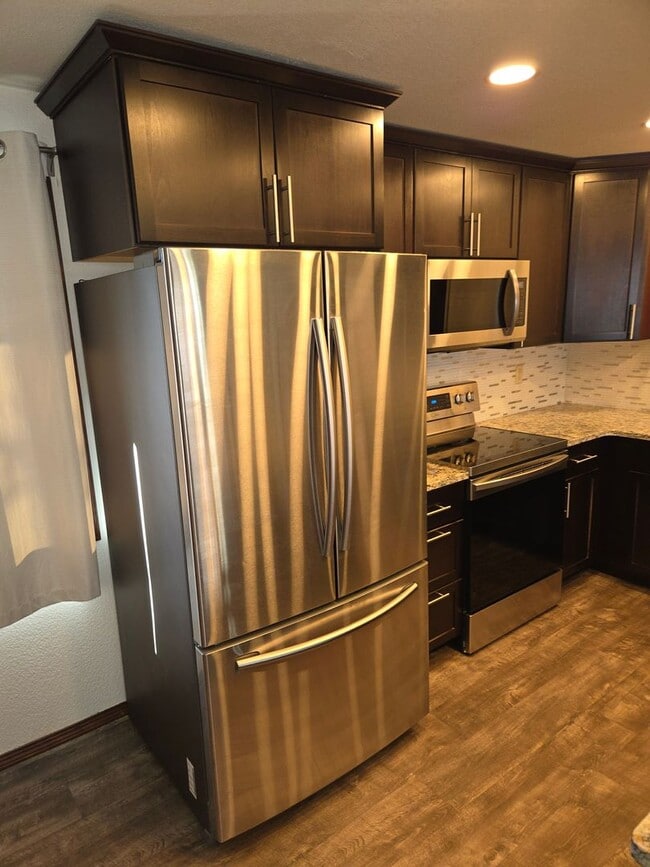 Building Photo - Beautiful Hermiston Home offers a perfect balance of comfort and convenience