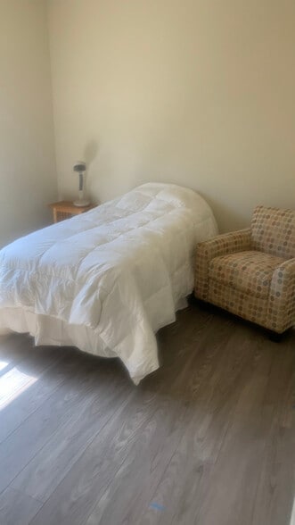 Building Photo - 412 N Cloverdale Blvd