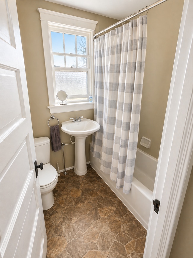 Building Photo - AVAILABLE JUNE - 3 Bed 1 Bath w/ Bonus Attic Hangout