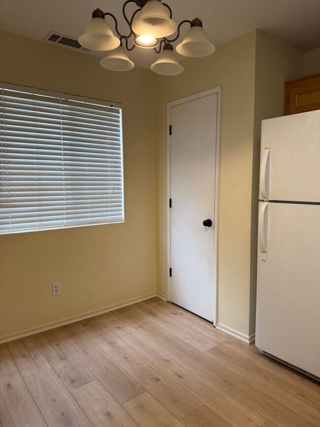 Building Photo - For Rent: 3 bedroom 2 bath